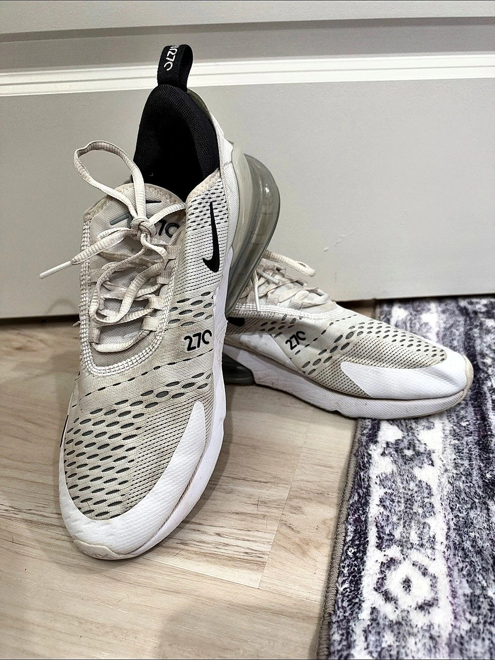 Nike Air Max 270 Men's White & Gray US 9 Athletic Shoes